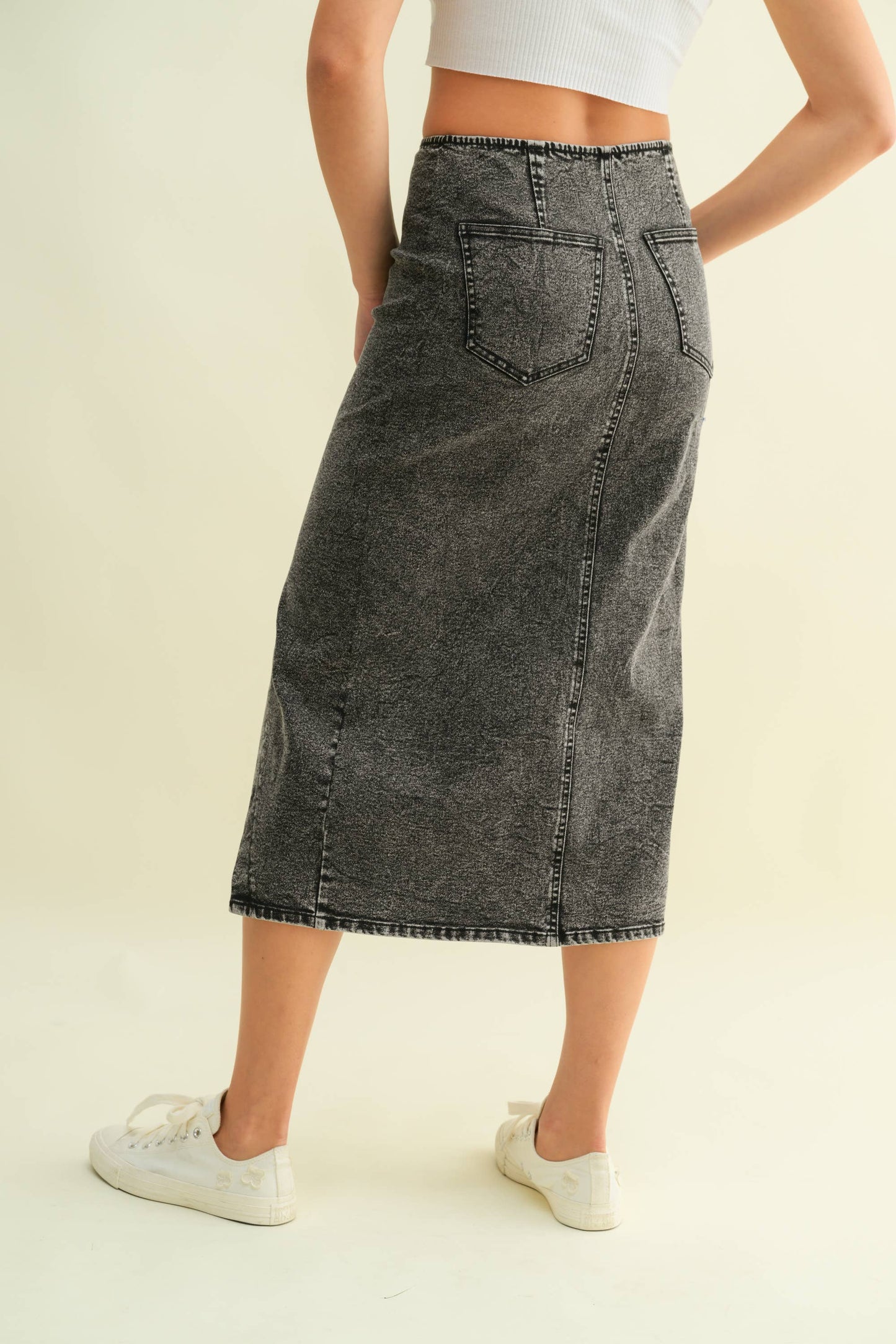 CS15278J - WASHED BLACK DENIM STRETCH MIDI SKIRT: Black Acid / L