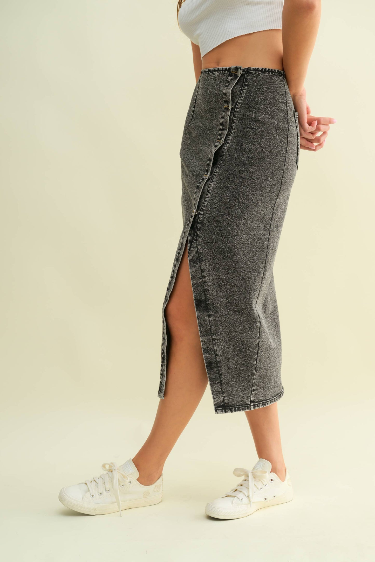 CS15278J - WASHED BLACK DENIM STRETCH MIDI SKIRT: Black Acid / L