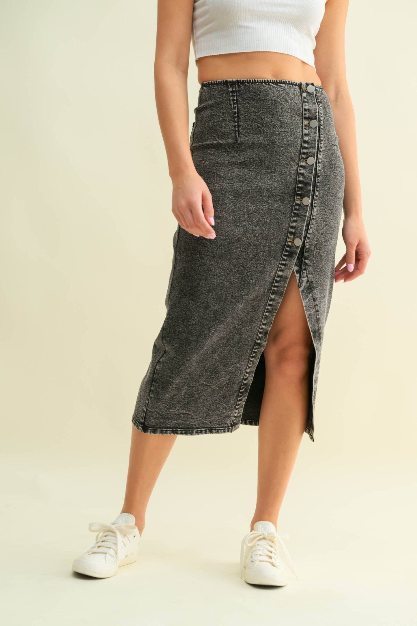 CS15278J - WASHED BLACK DENIM STRETCH MIDI SKIRT: Black Acid / L