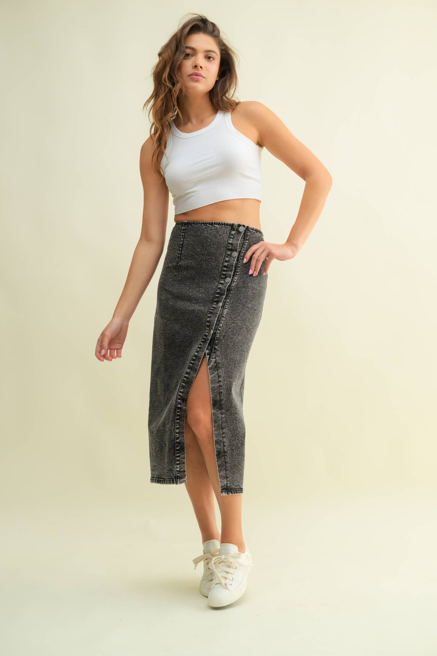 CS15278J - WASHED BLACK DENIM STRETCH MIDI SKIRT: Black Acid / L